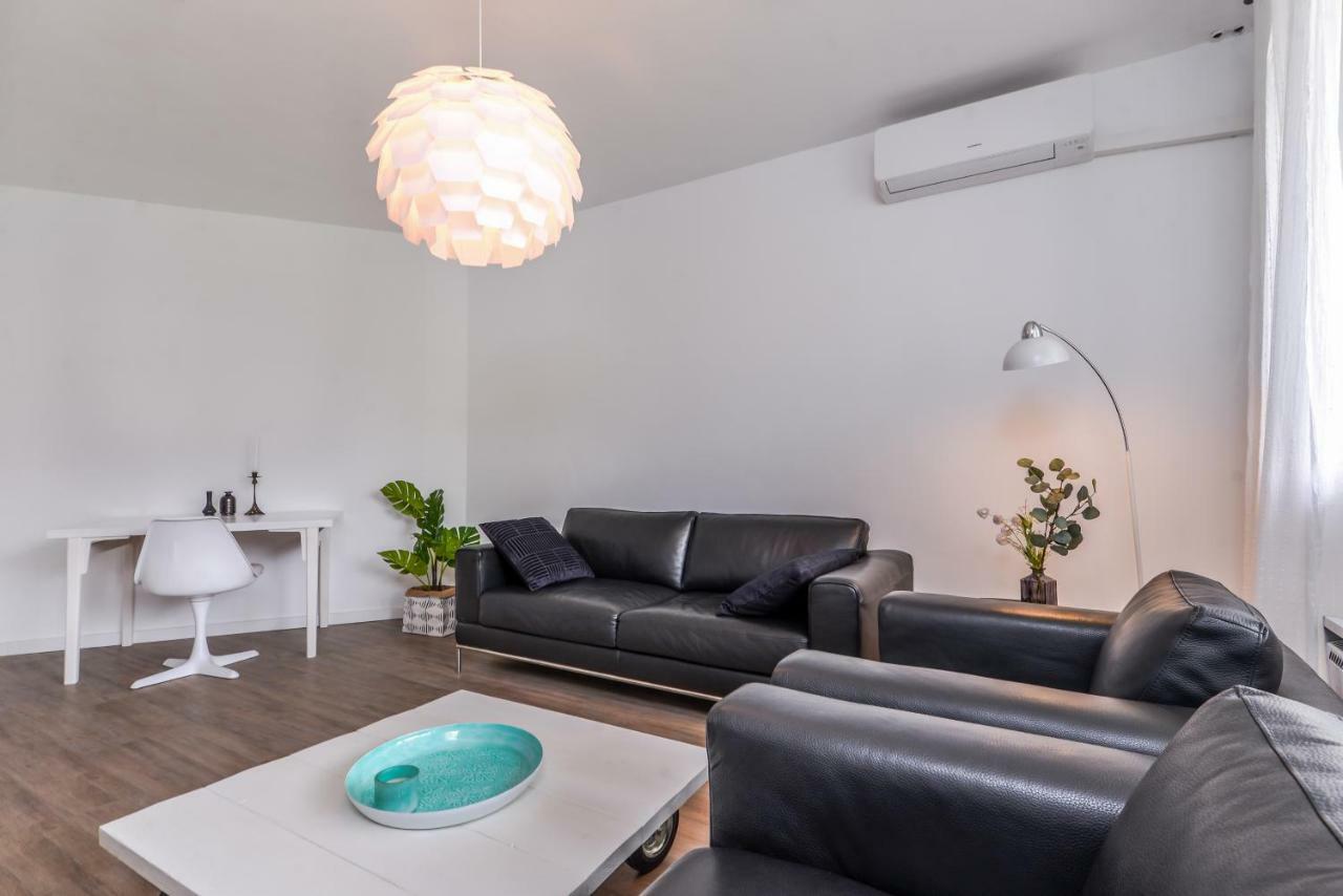 66 Apartment - Stylish Two Bedroom In Lozenets District By Flat Mаnager Sofia Esterno foto